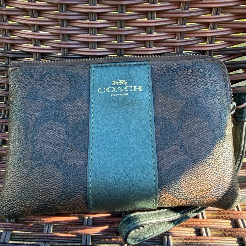 Coach corner zip